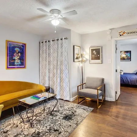 Captivating Conti Hideaway- Mid-City Perfection
